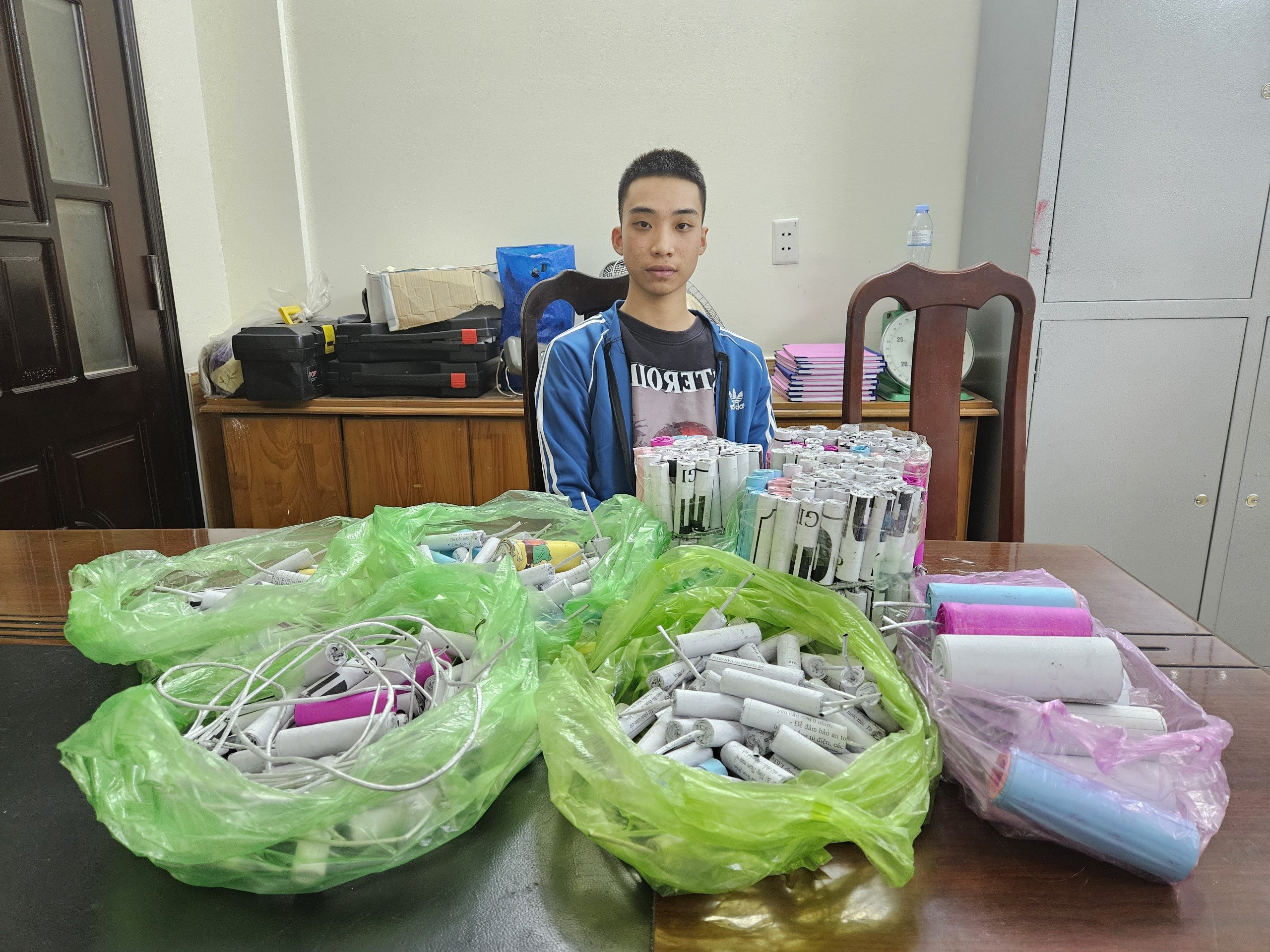 Công an quận Hồng Bàng bắt quả tang đối tượng tàng trữ, vận chuyển pháo nổ với số lượng lớn